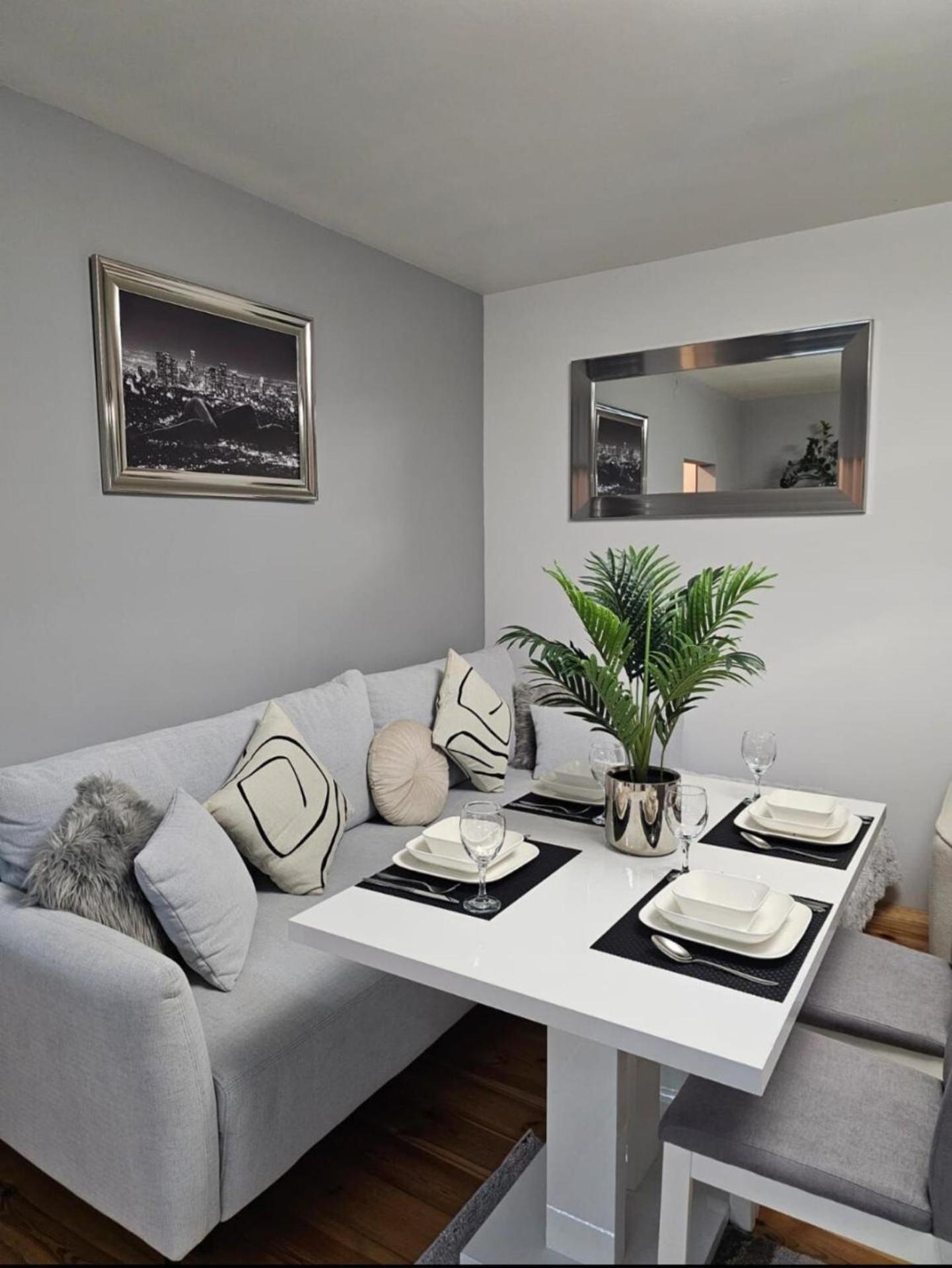Apartment In Zyrardow 10Min To Suntago Esterno foto